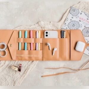 NWOT Glass Ladder & Co. Tan Leather Wrap Tech Organizer Case